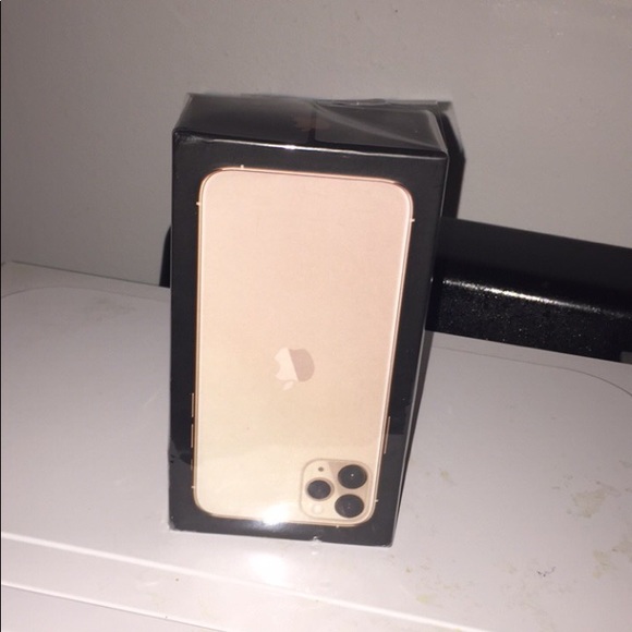 iPhone 11 pro max Gold 512GB - Picture 5 of 8